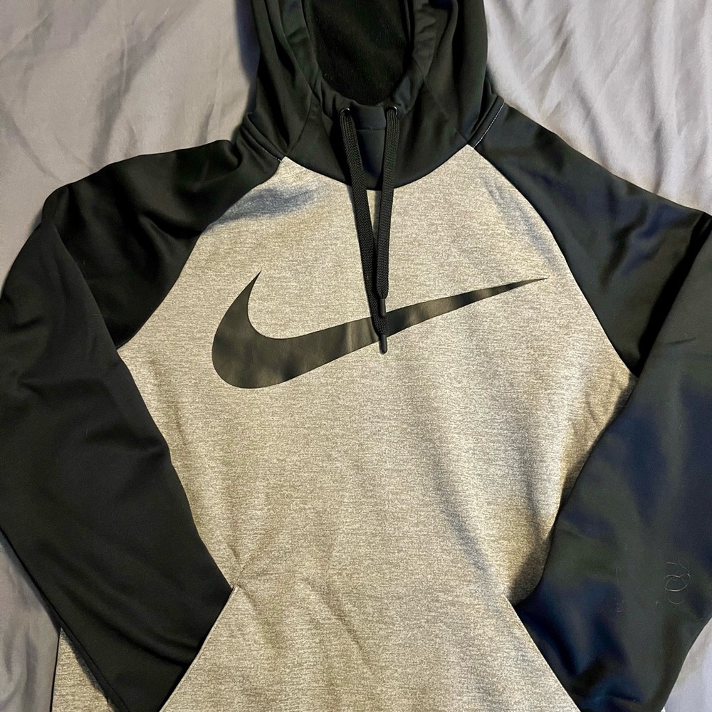 Nike Men's Two-Tone Black and Gray Hoodie